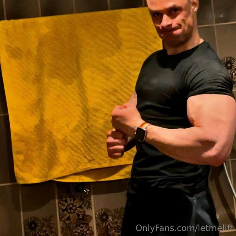 This towel is my TROPHY after a crazy morning w_nking marath..