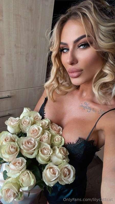 No secret how to make a lady happy -  flowers💐, hugs, kisses..
