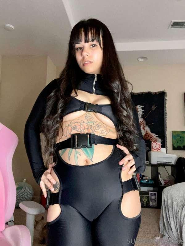 Swipe ⬅️ to undress me 😈