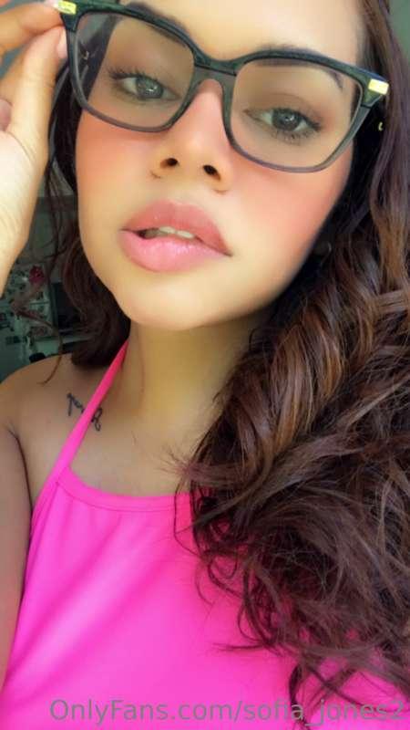with or without glasses? 😉 im for u babe 😘