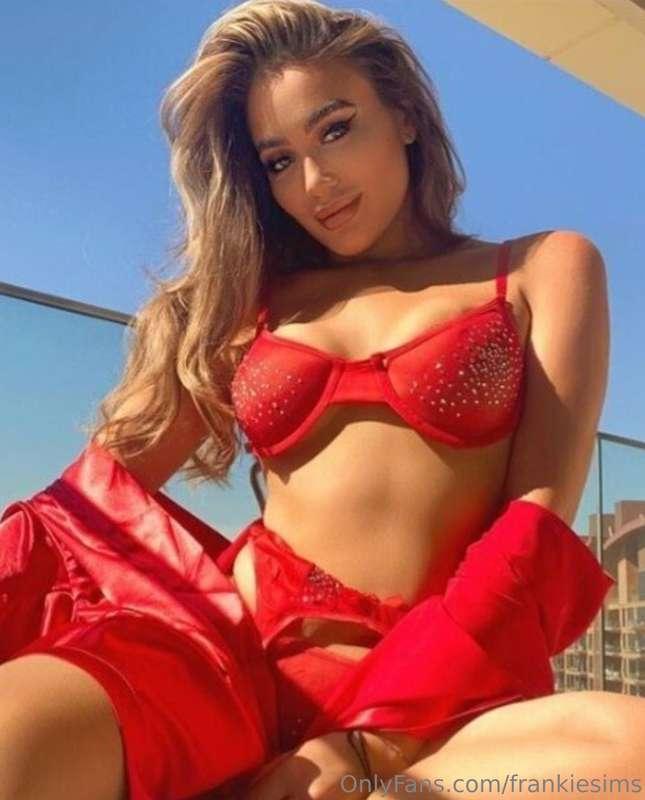 Gotta wear the red for Christmas😘