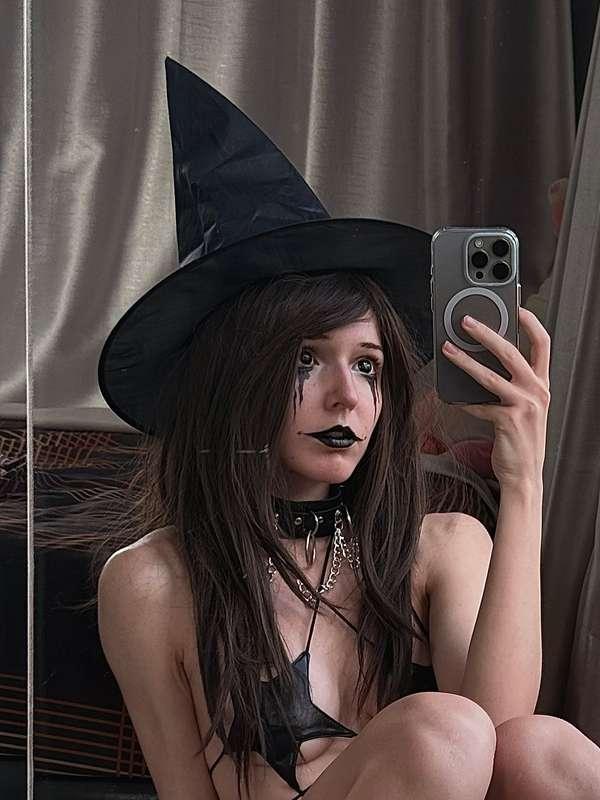 ‘she was a witch’
halloween vibes because it’s still autumn :3 hehe

#fyp #witch #goth #skinny #halloween #emo #altgirl #alternative #grunge