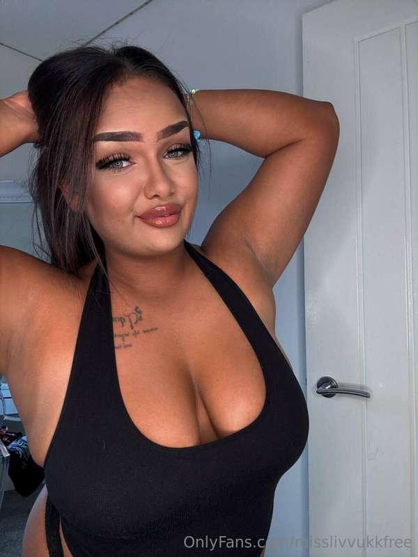 HAPPY MONDAY 😊  Online all day. Message me for customs 🔥 x