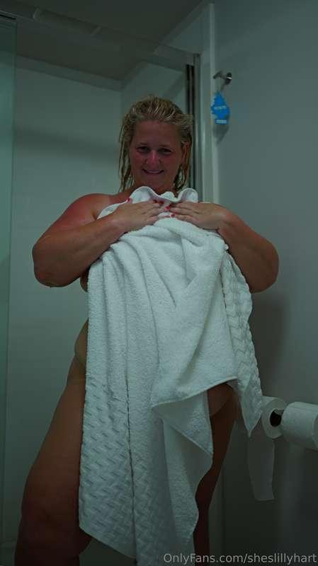 Fresh out of the shower 💦 couldn’t resist teasing you a litt..