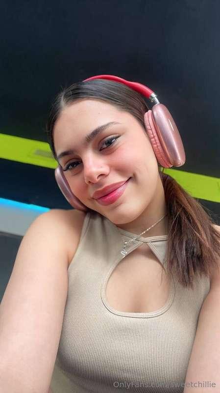 _What do you like to listen to while working out? 🎶💪 I'm a l..