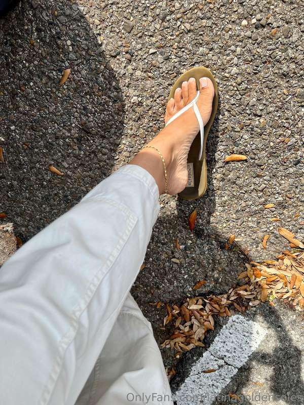 flip-flops 🤝 pretty feet