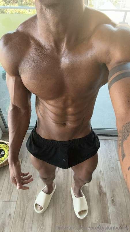 Been putting in work at the gym… wanna see the results? 🍑😏