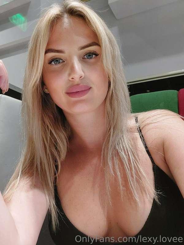 Happy 🩷🩷 Tuesday 😘. Let's make some deals in heels.