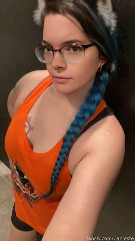 Quick gym selfies. Working on building my supply again. #lactation #lactating #hucow #selfies #gym 