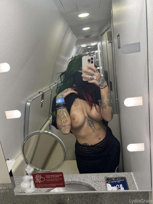 Plane titties 🖤😏