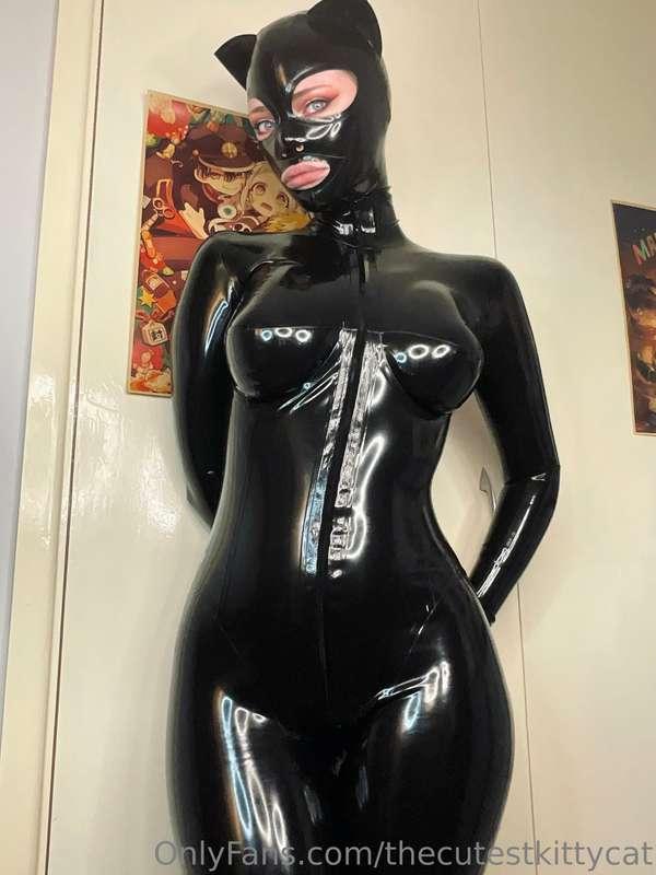 Do you like a full latex look? 🖤