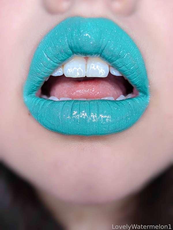 Here's a lovely aqua mint color that I just adore! 😍💕 It's so bright and pretty! Rarely do this color so it was a nice little change of pace! Haha. Almost reminds me of a summer vacation!🏝️🩷

#FYP #LipstickFetish #Lipstick #Lips #LipGloss #MouthFetish #Mouth #Oral #Tongue #Tease #UpClose #Kisses #LovelyWatermelon1 #MoodyWatermelon1