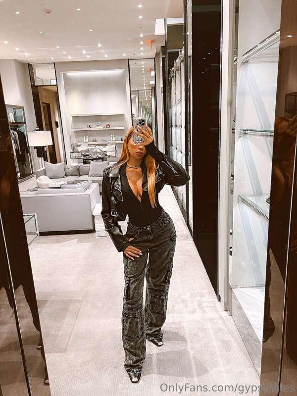 I wanna go shopping today 🥲🖤