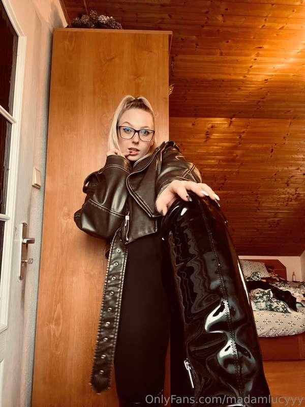 Lesklé kozačky, kdo by je očistil jazýčkem od bahna a špíny?..