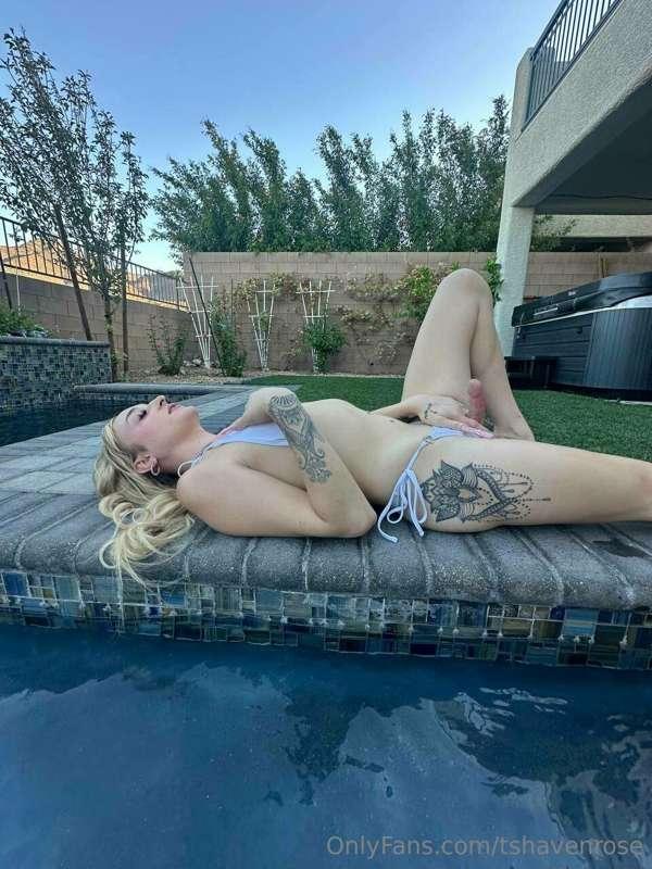 Suck me by the pool and let the neighbors see 🍆💦