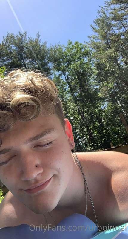 Someone come hangout with me outside, I’m so bored and horny
