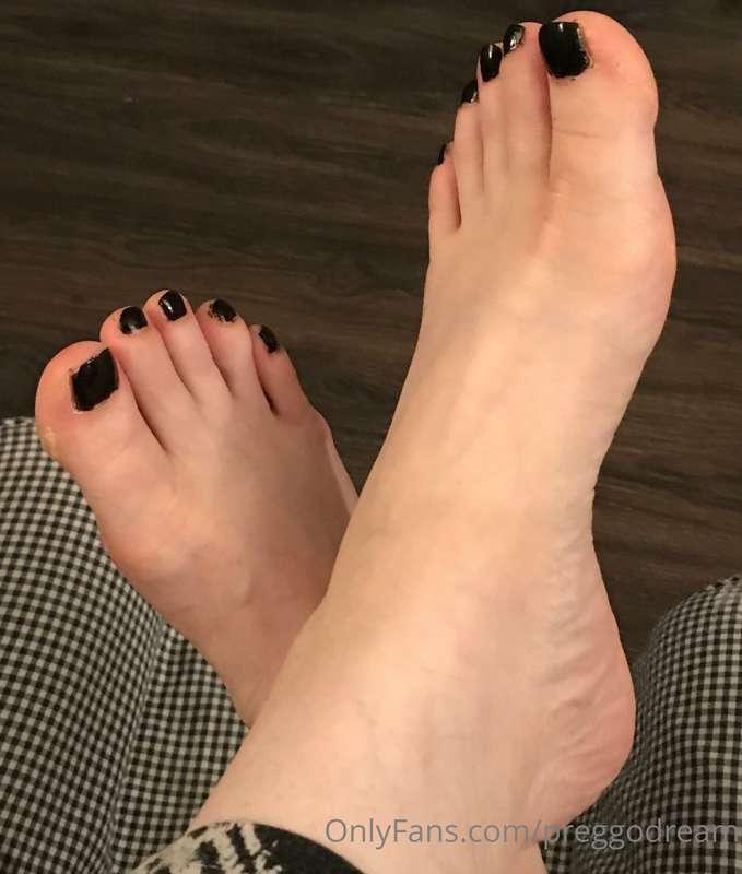 Black is in season right?!?! 
My pregnant feet are so swolle..