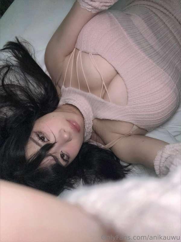 who's into nerdy girls w big booba's?