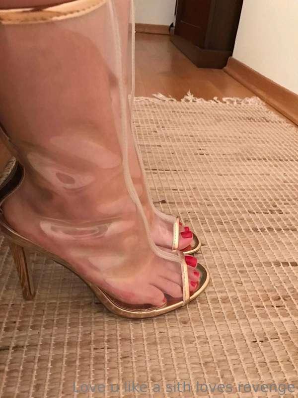 I’m so excited to get my toes done tomorrow, what color shou..
