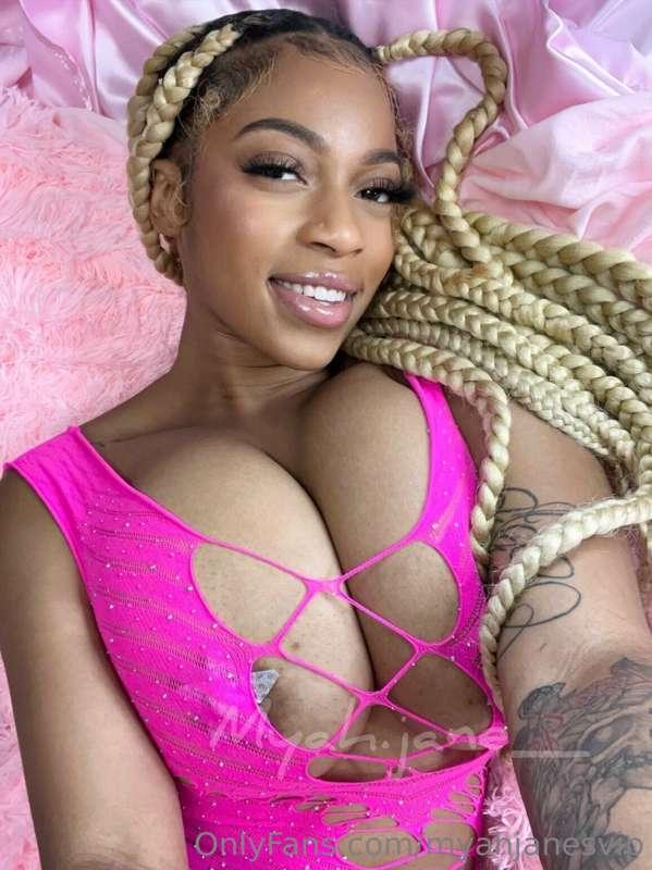 I’m active all night send me a message 🍑💦