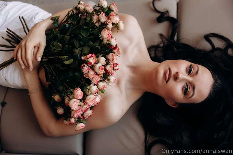 A little gentle nudity will not hurt 🌸🥰