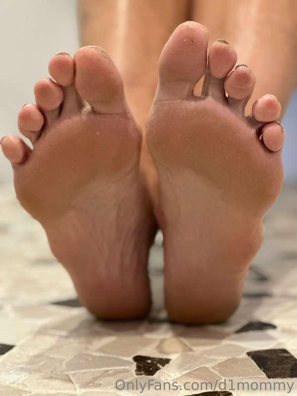 Close ups of BIG mamas toes❤️❤️