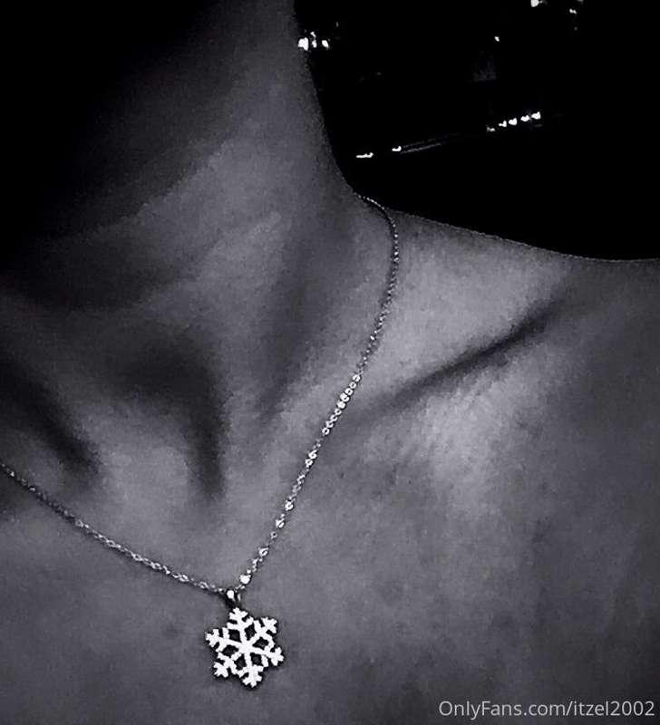 Any collar bone lovers? 🦋