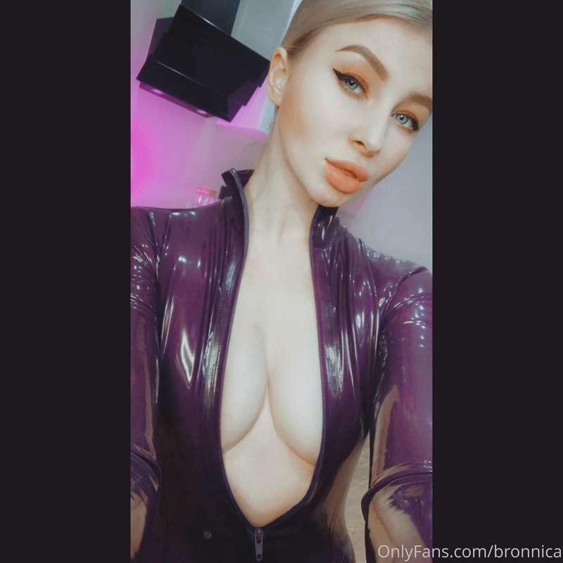 🥵 do you like my new suit ?)