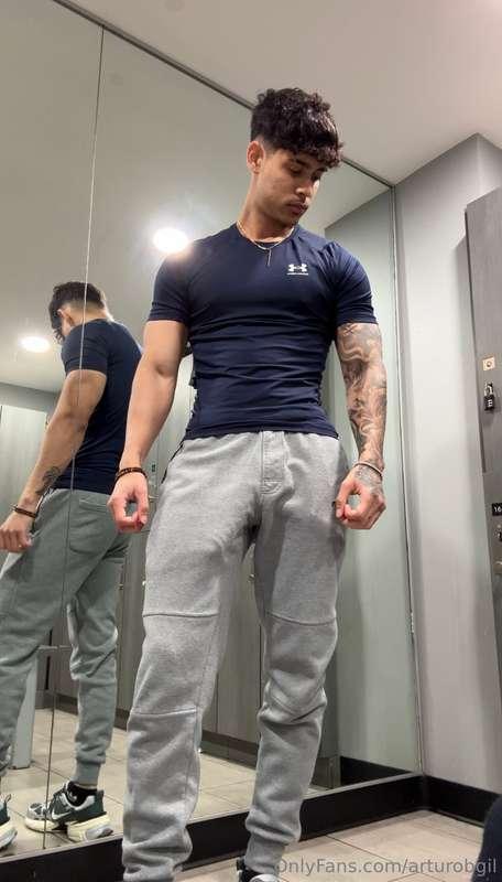 Do you want to see how I masturbate in the gym bathroom?🐎💦🍆