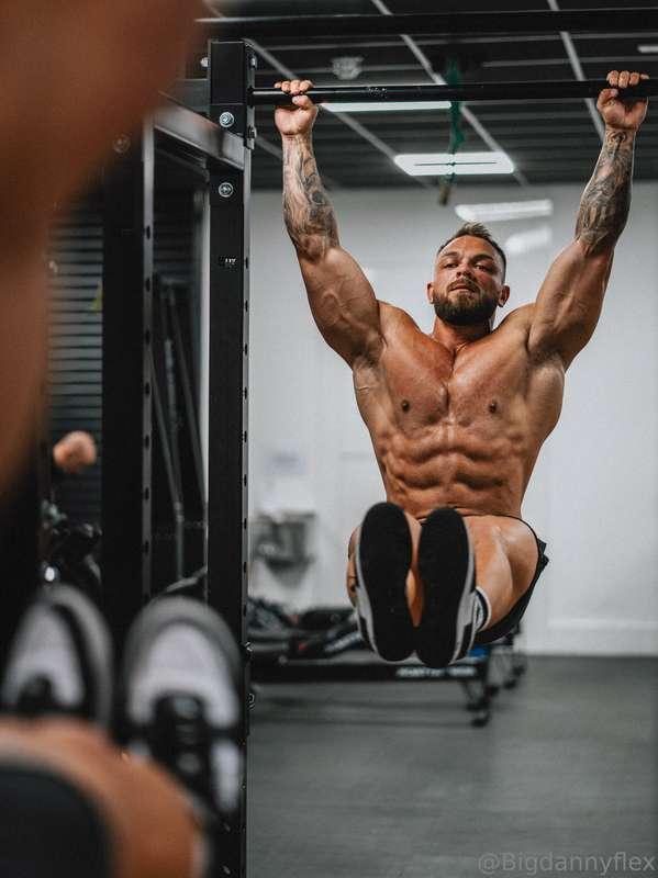 id make you lick these abs after i finish 😉💦