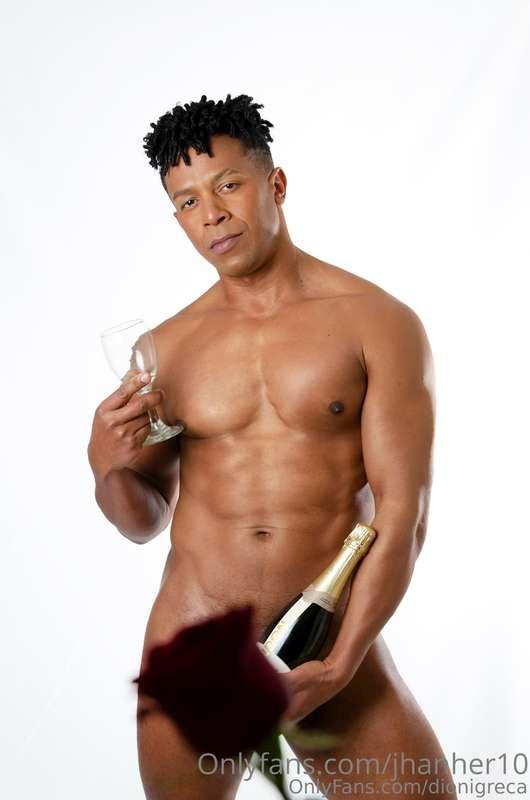 Hello guys, my friend @jhanher10 wishes you a Happy and Hot ..
