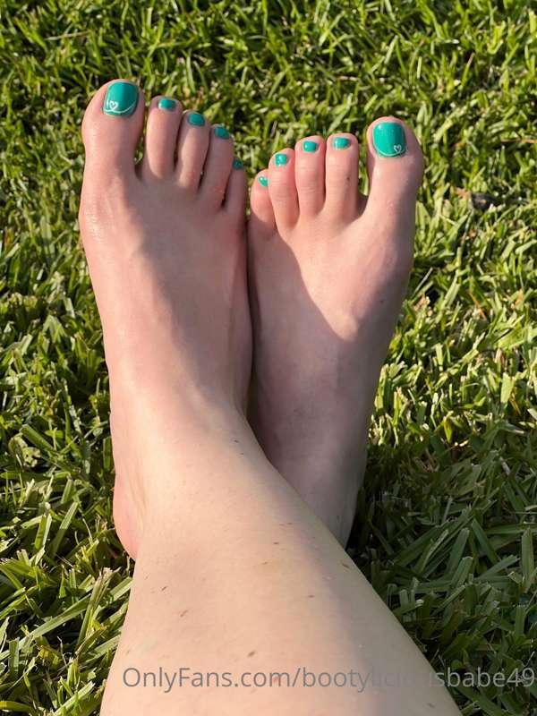 Pretty toes getting some sun 🥰