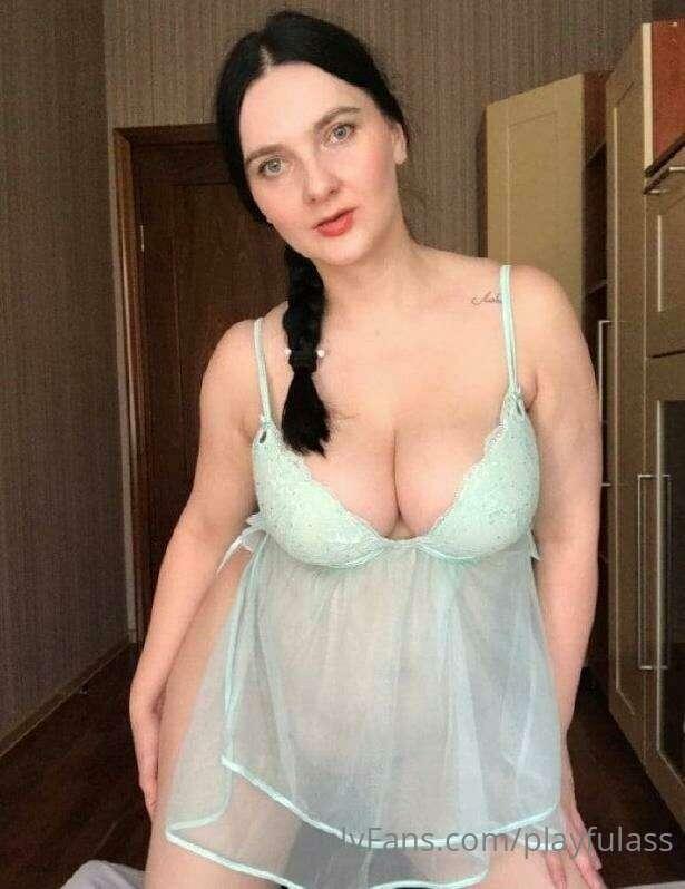 🍌 You came to your friends house and see his mom @mommydana ..