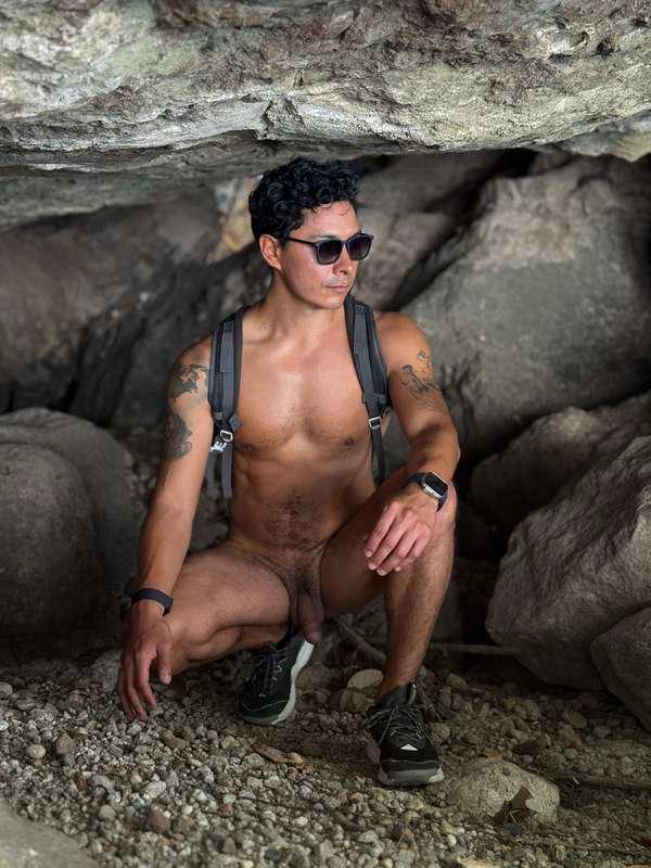 Nude, wild & free among the rocks 🌿📸