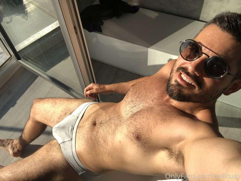 someone to put sun cream on me? 😎
