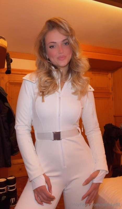 Just giving you a peek 😜⛷️ the rest is VIP only 🤍