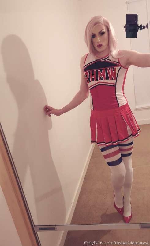 Head cheerleader needs a massage!! Who's doing it???😘