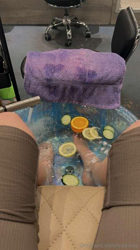 Foot job vid dropping before my livestream tonight 🦶👅