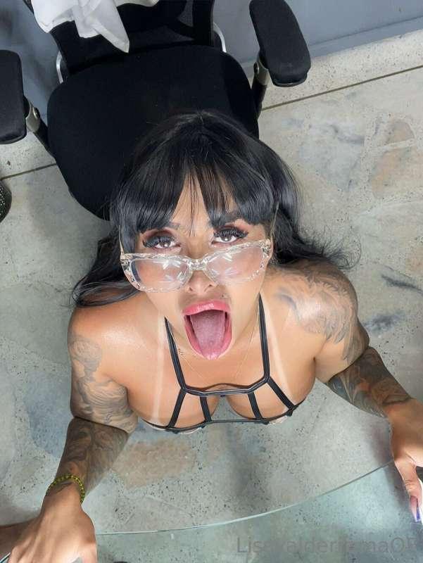 Una obediente secretaría cachonda en un pack de fotos y vide..