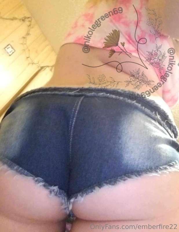 Hot, horny & online 😈😈And waiting for you 😘😘Lets see the mag..