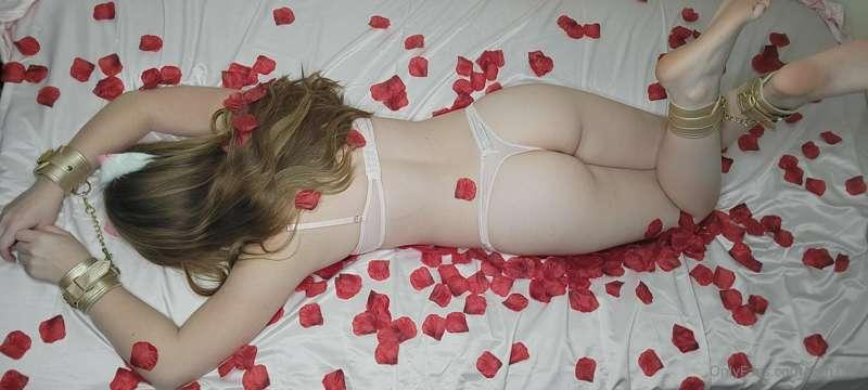 Do you like a little cute bum? 😍 maybe turn it as red as the..
