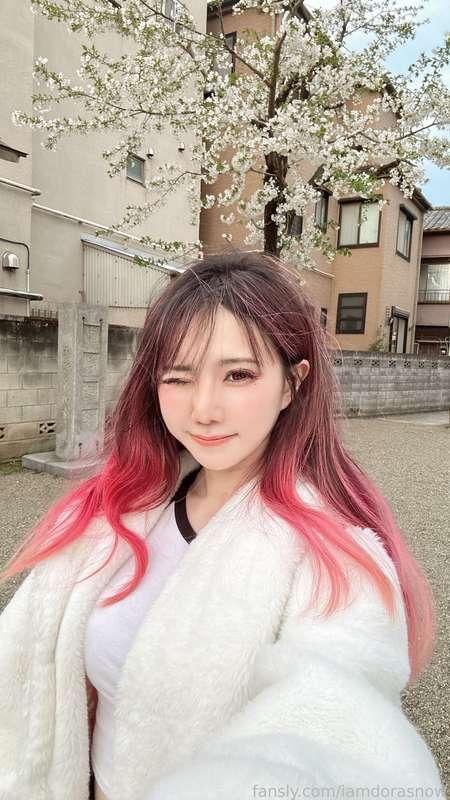 Today i would like to share some cute selfies 😘 i know i knw its kinda repetitive as some of u saw me and the cherry blossom before this, but this is my first ever witness a cherry blossom tree 🌸 u can tell im super happy and excited here hehe hopefully next year im able to see full bloom❤️just sharing a happy moment 🥰