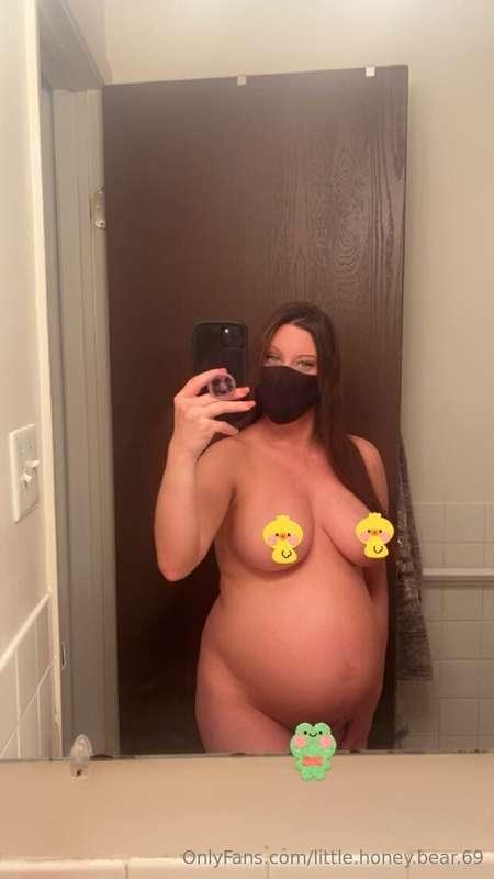 Taking some bathroom selfies 😈😘🥰🥰🥰