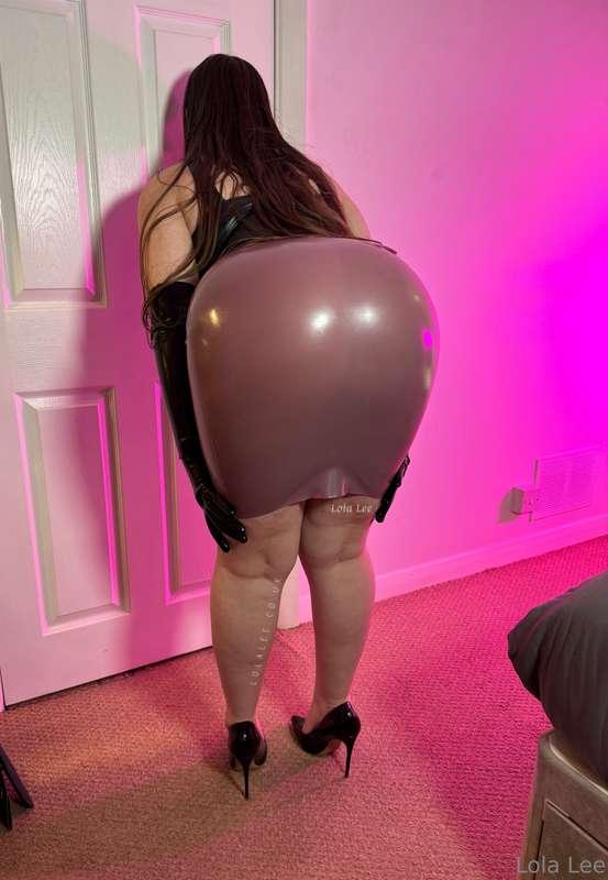Spank my latex arse hard!😈 the harder the better.. make it s..