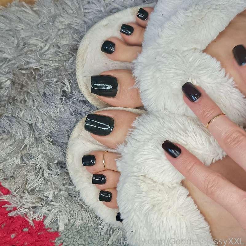 Slippers and black pedi 🖤🔥