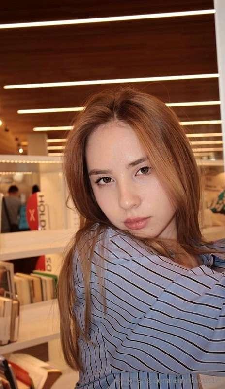 Hey, do you recognize this serious college girl?🤓 Your futur..