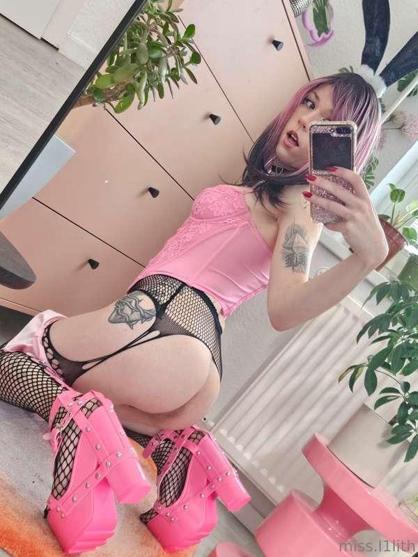 Who wants to be my chair ?? 💕🩷