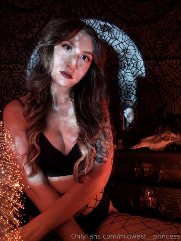 Happy Halloween ya freaks 🎃🕸️🕷️🥀💀🍂🍁⚰️👻✨Treat yourself to the..