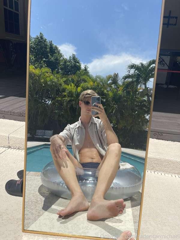 One for the feet lovers 😏