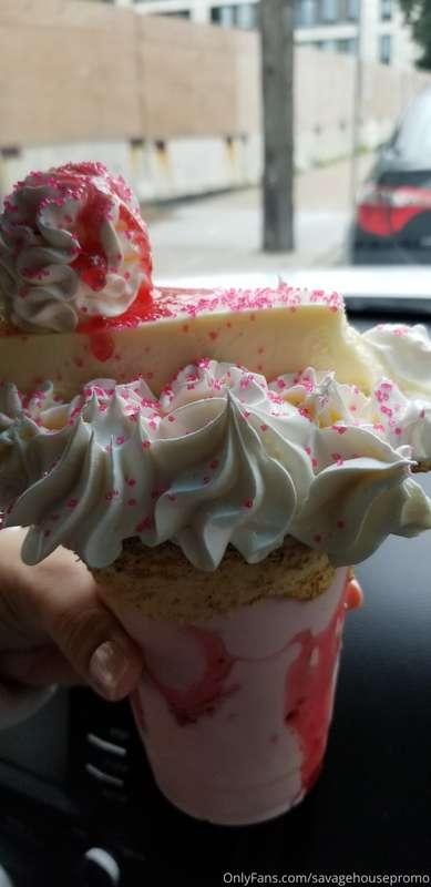 OMG this Strawberry Cheesecake Shake was SOO good 🤤😛🍰